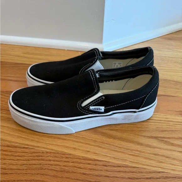 NWT Vans Classic Slip-On Shoes in Black Size 6- White Accents - Picture 5 of 9